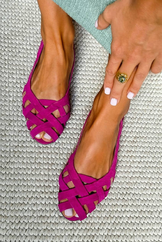 Open-toe braided casual flat sandals with criss-cross straps